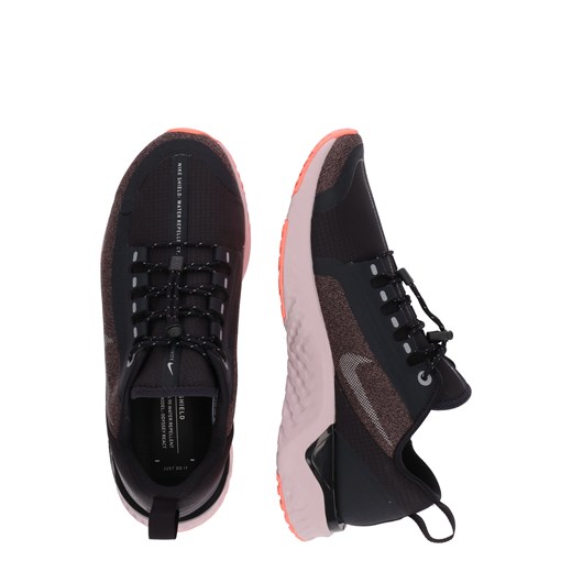 Buty sportowe damskie Nike sznurowane w geometryczne wzory na koturnie na jesień 