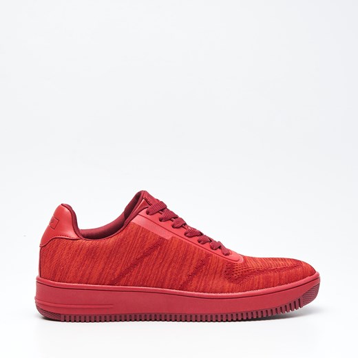 Cropp - Czarne sneakersy z kontrastową podeszwą - Czerwony