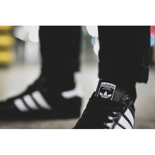 Czarne buty sportowe damskie Adidas Originals bez wzorów sznurowane na płaskiej podeszwie 