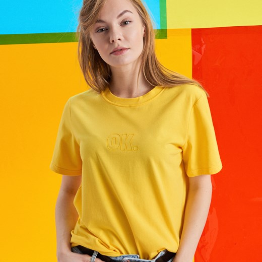 Żółta bluzka damska Cropp z napisami z okrągłym dekoltem 