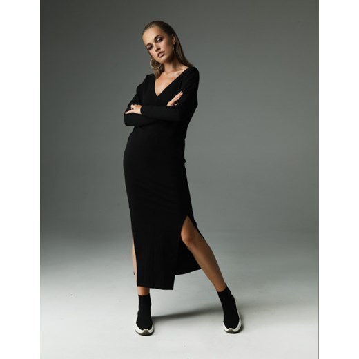 Czarna sukienka Madnezz casual maxi z dekoltem w serek biznesowa 