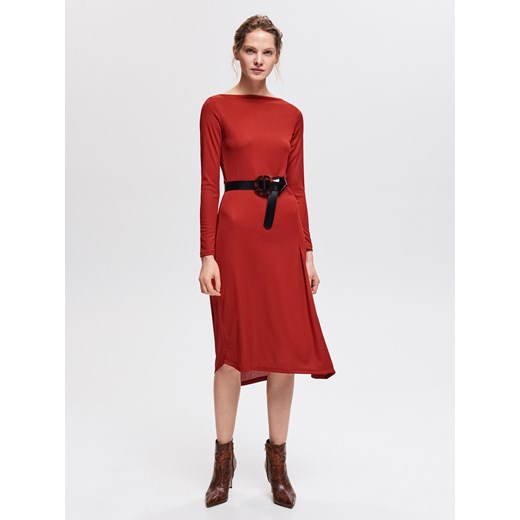 Reserved sukienka czerwona do pracy midi elegancka gładka z długim rękawem 