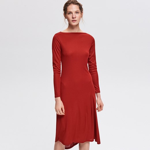 Reserved sukienka czerwona do pracy midi elegancka gładka z długim rękawem 