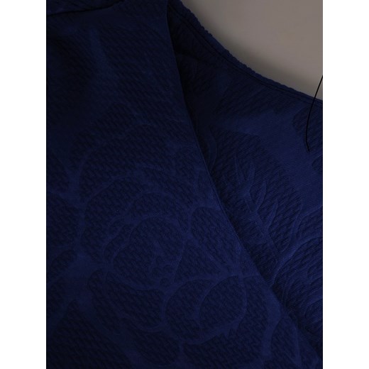 Sukienka niebieska ołówkowa midi z dekoltem w literę v na spacer w abstrakcyjne wzory 