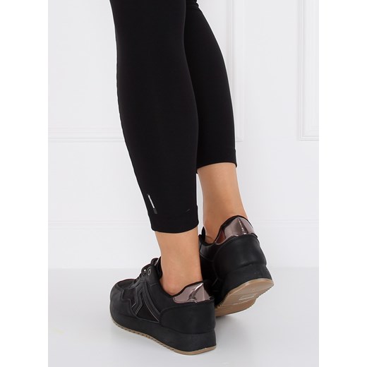 Buty sportowe damskie sneakersy czarne ze skóry ekologicznej wiązane płaskie bez wzorów 