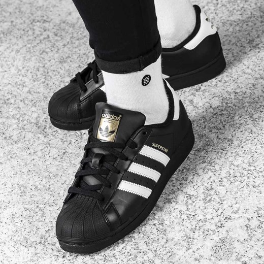Trampki damskie Adidas superstar na płaskiej podeszwie czarne sportowe sznurowane z niską cholewką bez wzorów 