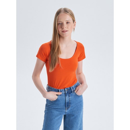 Cropp - Gładka koszulka z głębokim dekoltem - Pomarańczowy  Cropp XS 
