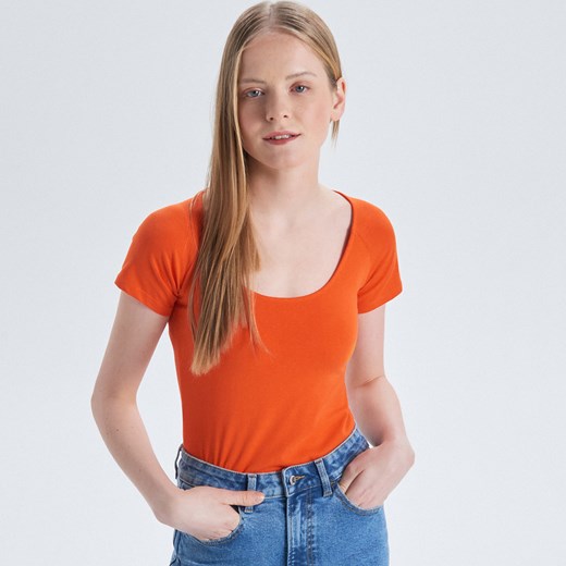 Cropp - Gładka koszulka z głębokim dekoltem - Pomarańczowy  Cropp L 