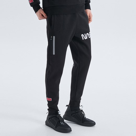 Cropp - Spodnie joggery z kolekcji Nasa - Czarny  Cropp XS 