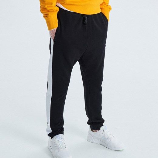 Cropp - Dresowe joggery z lampasem - Czarny  Cropp XL 