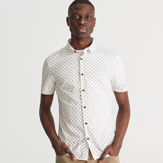Koszula męska Reserved biała casual z krótkimi rękawami w abstrakcyjnym wzorze 