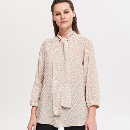 Reserved bluzka damska z długim rękawem beżowa z wiskozy ze sznurowanym dekoltem w abstrakcyjne wzory 