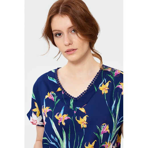 Bluzka damska niebieska Greenpoint w kwiaty z krótkim rękawem w serek z wiskozy 