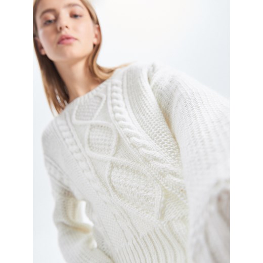 Biały sweter damski Cropp z okrągłym dekoltem 