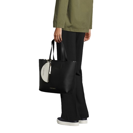Shopper bag Calvin Klein czarna w stylu młodzieżowym na ramię z frędzlami matowa 