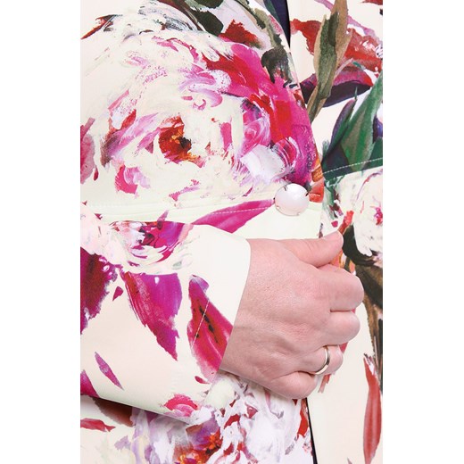 Mleczny płaszcz w akwarelowe kwiaty
