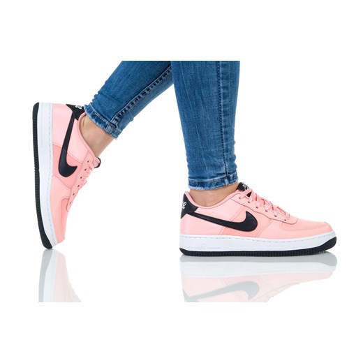 Buty sportowe damskie Nike do biegania air force różowe na płaskiej podeszwie bez wzorów 