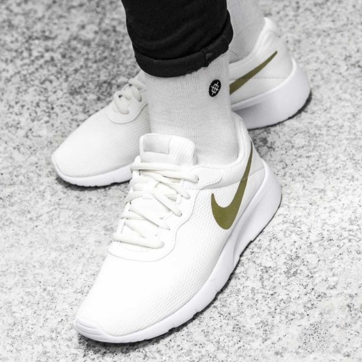 Buty sportowe damskie Nike tanjun sznurowane bez wzorów 