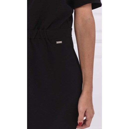 Sukienka Armani z okrągłym dekoltem czarna mini 