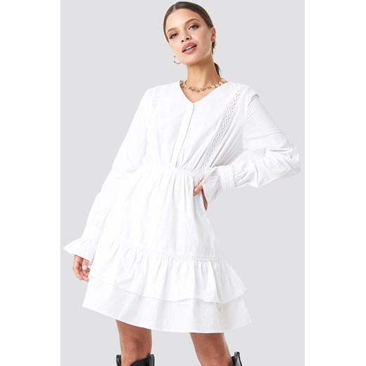 Sukienka biała NA-KD Trend z długim rękawem mini w serek rozkloszowana 