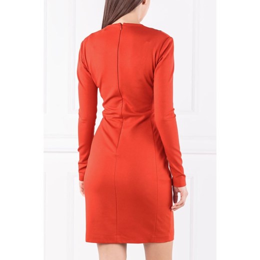 Czerwona sukienka Versace Jeans midi z aplikacją ołówkowa 