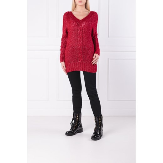 Sweter damski Guess Jeans czerwony z dekoltem w serek 