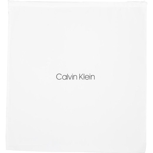 Listonoszka Calvin Klein na ramię bez dodatków czarna elegancka 