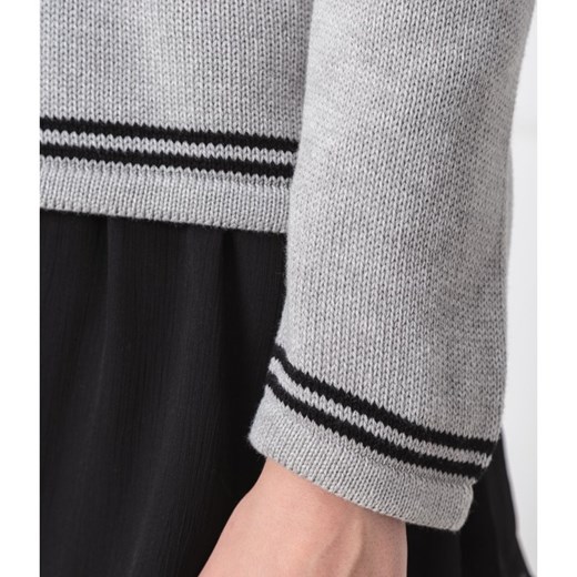 Sweter damski NA-KD z dekoltem v szary casualowy 