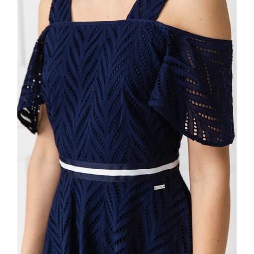 Sukienka Armani Exchange z odkrytymi ramionami na urodziny z krótkimi rękawami elegancka z dekoltem karo 