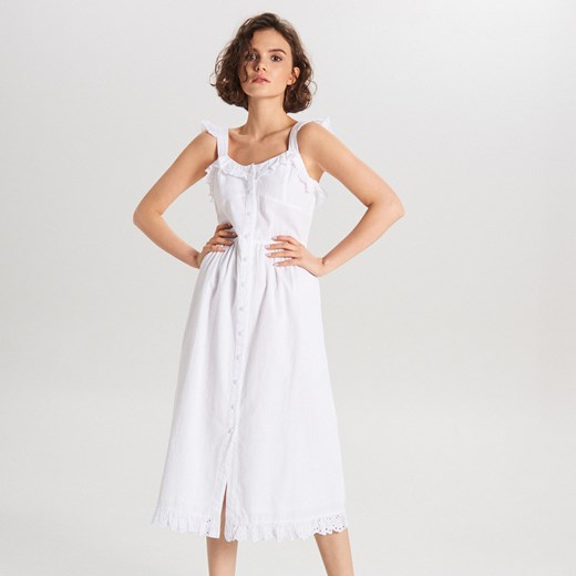 Sukienka Cropp biała bez rękawów midi na spacer z dekoltem karo bez wzorów 