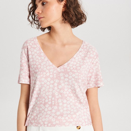 Bluzka damska różowa Cropp z dekoltem w serek w abstrakcyjnym wzorze 