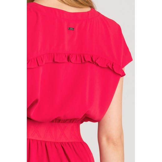 Sukienka Armani na randkę czerwona mini prosta z dekoltem v 