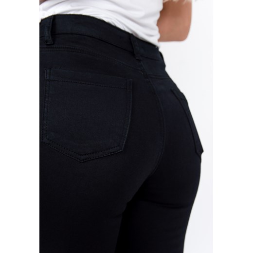 Czarne spodnie jeans high waist z łańcuszkiem  Zoio XL promocja zoio.pl 
