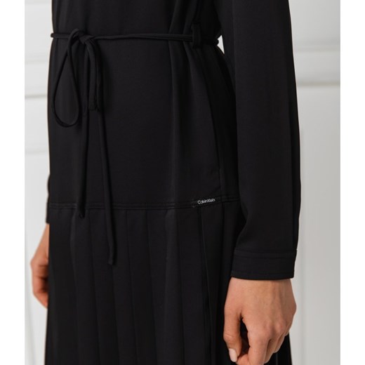 Sukienka Calvin Klein z okrągłym dekoltem bez wzorów z długimi rękawami 