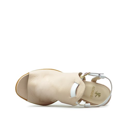 Beżowe sandały damskie Kordel z klamrą bez wzorów 