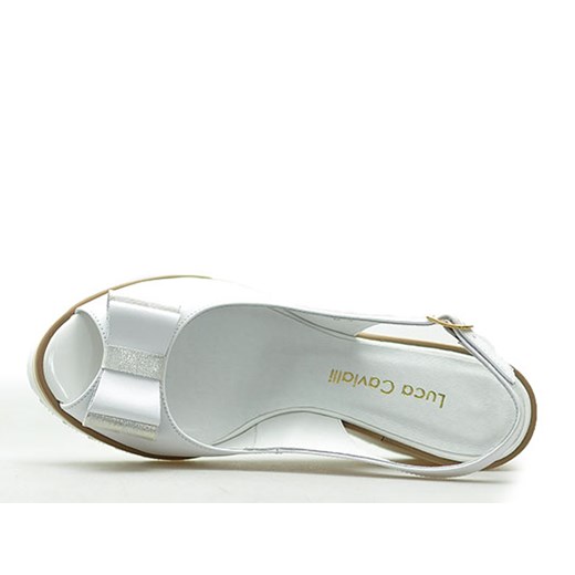 Białe sandały damskie Luca Cavialli z klamrą ze skóry na koturnie z aplikacjami  