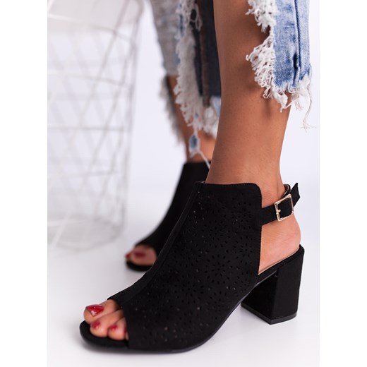 Czarne sandały damskie Selfieroom z klamrą na słupku eleganckie bez wzorów 