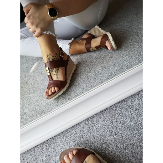 Sandały damskie brązowe Caprice casual skórzane na średnim obcasie z klamrą 