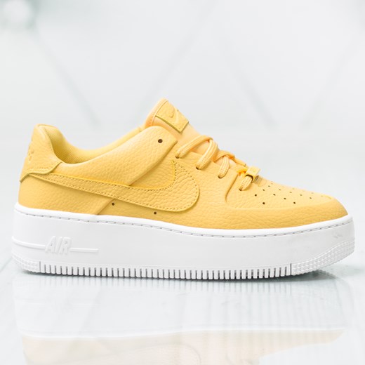 Buty sportowe damskie Nike płaskie żółte bez wzorów sznurowane 