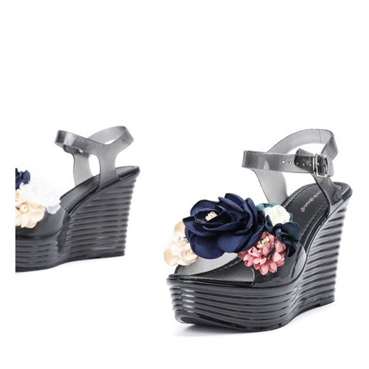 Czarne sandały na koturnie ozdobione kwiatami Nerweta - Obuwie Royalfashion.pl  41 