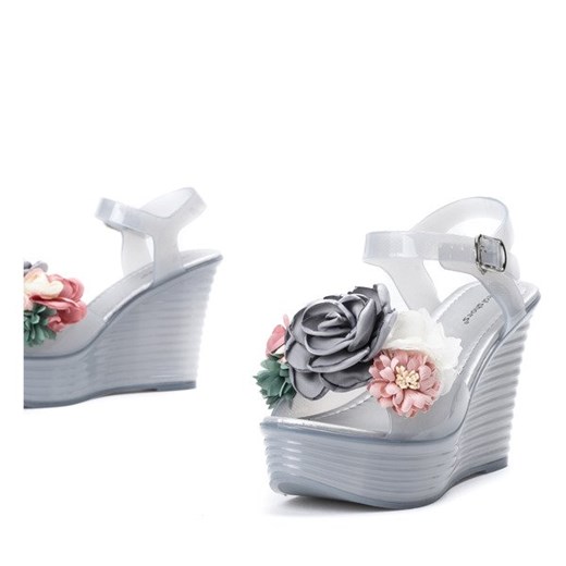 Szare sandały na koturnie ozdobione kwiatami Nerweta - Obuwie  Royalfashion.pl 36 