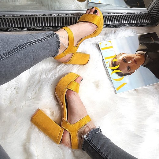 Sandały damskie bez wzorów na platformie żółte na wysokim obcasie zamszowe z klamrą 
