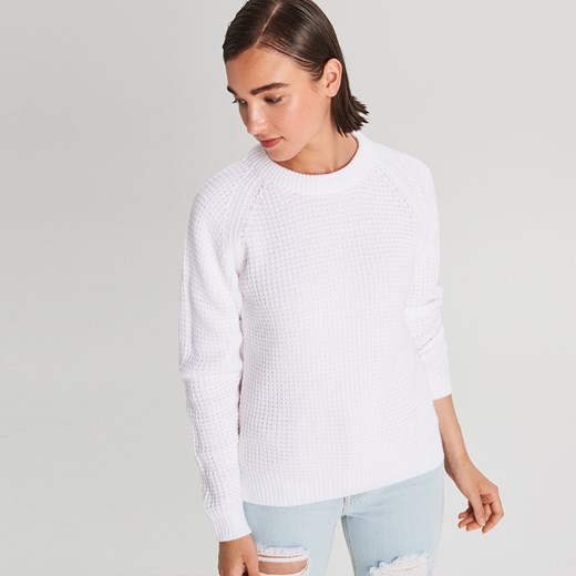 Cropp sweter damski biały z okrągłym dekoltem 