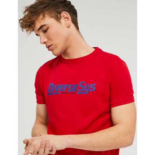 T-shirt męski Diverse czerwony z krótkimi rękawami z napisami 