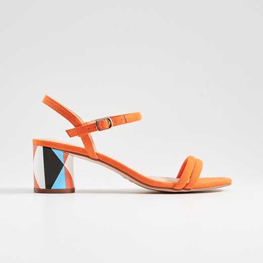 Sandały damskie Mohito eleganckie z klamrą na lato na obcasie w geometryczny wzór 