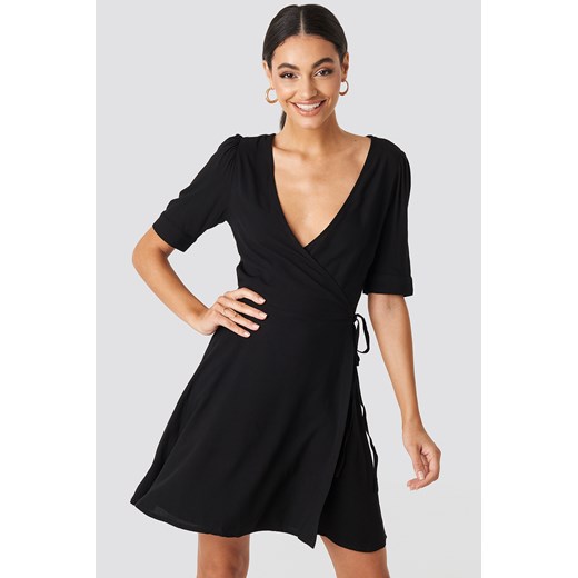 Czarna sukienka NA-KD z krótkimi rękawami bez wzorów w serek mini 