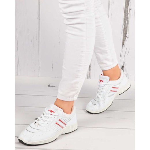 Białe buty sportowe damskie Pantofelek24 na płaskiej podeszwie wiązane na wiosnę bez wzorów 