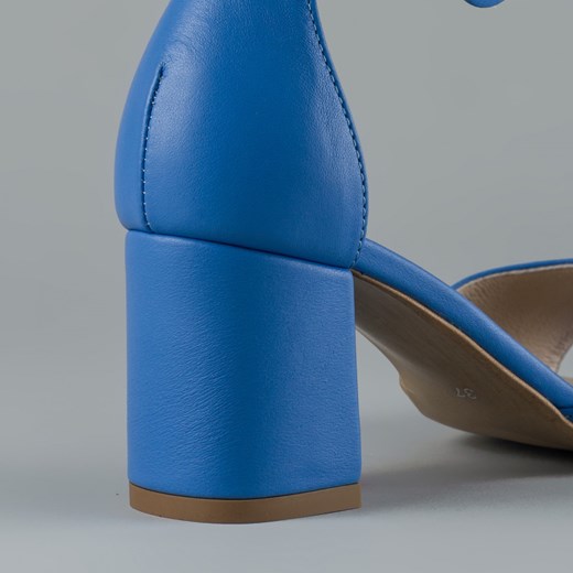 Sandały damskie Maxoni gładkie niebieskie na słupku skórzane z klamrą 