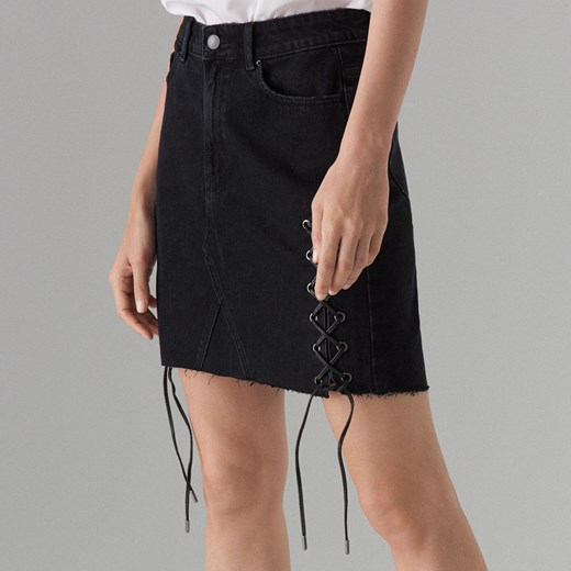 Mohito - Jeansowa mini spódnica z wiązaniem - Czarny  Mohito 40 