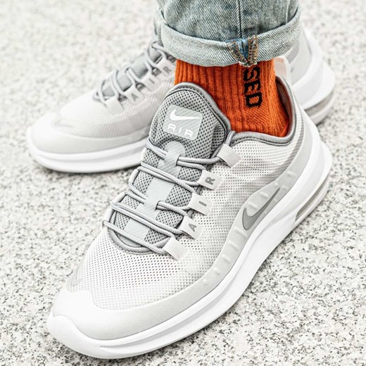 Buty sportowe damskie Nike do biegania białe na płaskiej podeszwie 